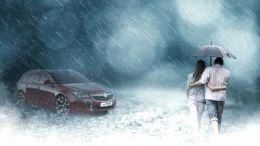 자동차와 빗속 커플